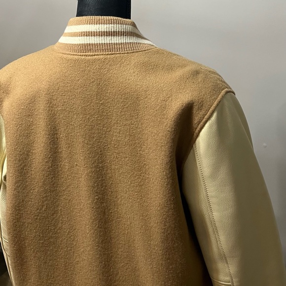 Roots Wool & Leather Unisex Varsity Jacket Medium
Purchase Price $489 + HST - Picture 3 of 4